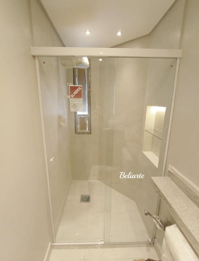 Banheiro com nicho iluminado e box elegante